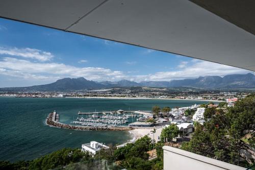 Mountainside Apartamento | 'Ocean Views', Modern, Spacious Home, 3 En-suite Bedrooms