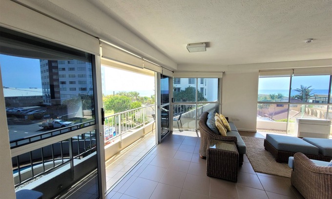 Surfers Paradise Apartamento | Vistas al mar, Wi-Fi, estacionamiento, frente a la playa patrullada y al parque U11