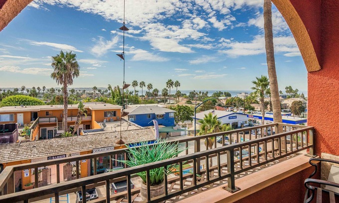 La Jolla Mesa Condominio | Ocean Views Top Floor Condo