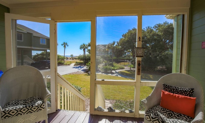 Isle of Palms Condominio | Ocean Views! Wonderful Screened Porch w/ Exterior Door to Access the Community Pool or Wide Beach