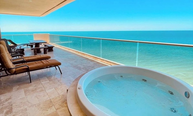 Las Conchas Condominio | Balcón envolvente frente al mar en Tessoro.