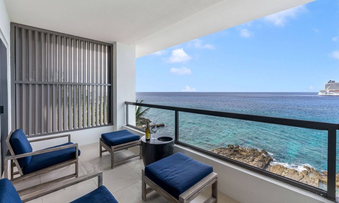 George Town Condominio | Oceana 302 is the epitome of luxury on the amazing shoreline of George Town!