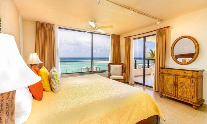 St. Lawrence Gap Apartamento | Oceana Beach Condo - dúplex de 3 camas en la orilla del mar.