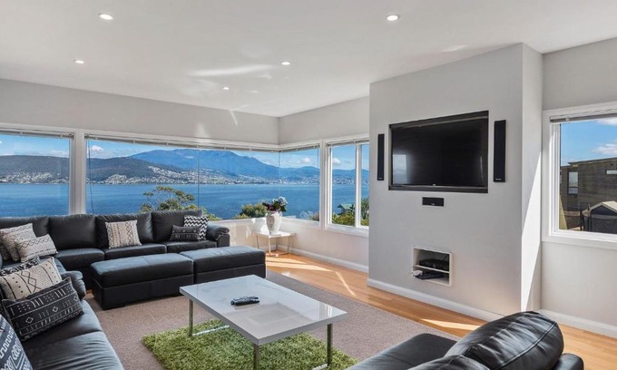 Tranmere Casa | Oceana Escape panoramic views luxury and space