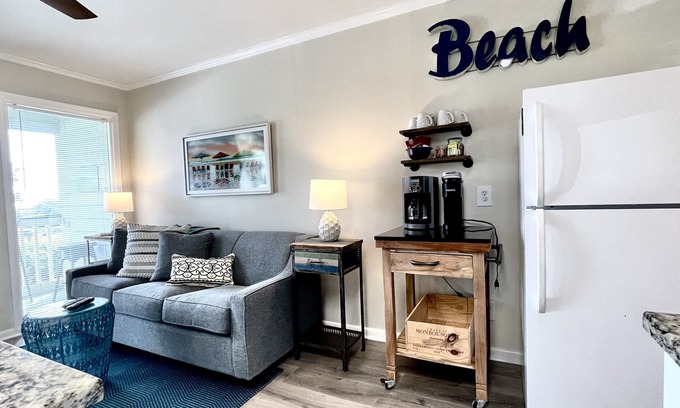 Isle of Palms Condominio | Oceanfront 1 BR Condo with Pier and Pool
