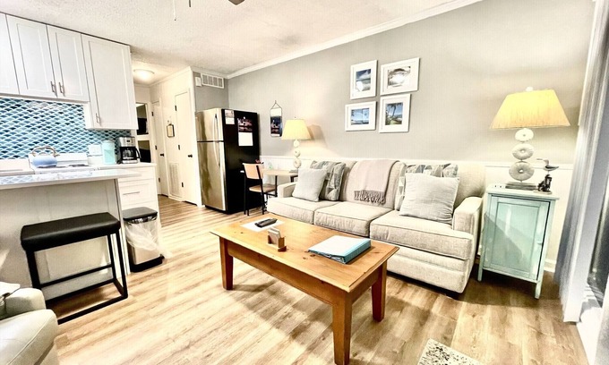 Isle of Palms Condominio | Oceanfront 1 BR Condo with Pier and Pool