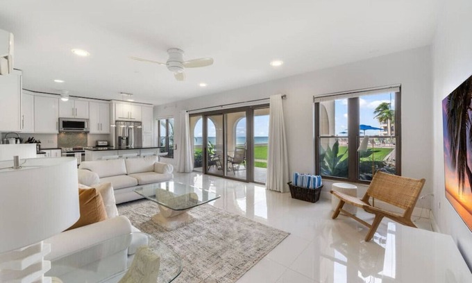 Seven Mile Beach Apartamento | Oceanfront 1st Floor w Views | 7mb | 3 Beds | Pool
