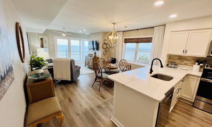 Surfside Beach Condominio | OCEANFRONT 2 BD, 2.5 BTH in SURFSIDE!