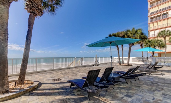 North Redington Beach Condominio | OCEANFRONT 4b/3ba St. Pete/Clearwater. Heated Pool. Patio. Paddleboards