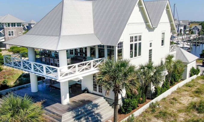 Bald Head Island Casa | Oceanfront 5 bedroom located in Harbour Village on Bald Head Island