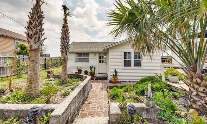 Fernandina Beach Cabaña | Oceanfront Amelia Island Cottage: Deck & Boardwalk