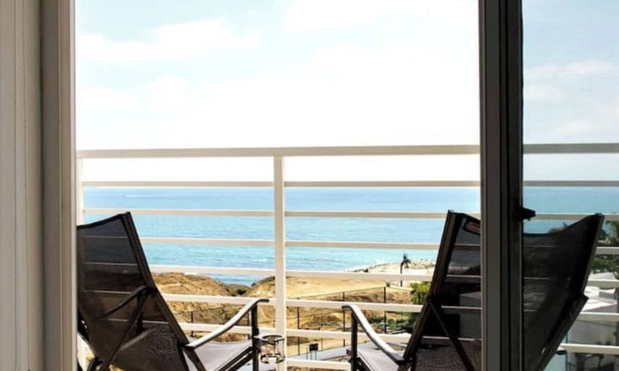 Playas Apartamento | Oceanfront apartment, swimming pool, automatic check-in