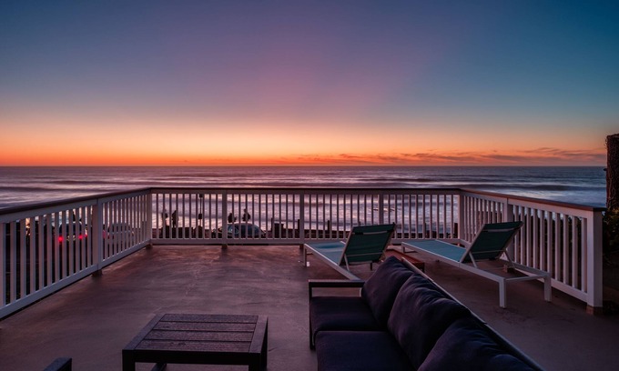 Beach Barber Tract Casa | Oceanfront at Windansea Beach- AC, Private Oceanfront Deck, Parking!