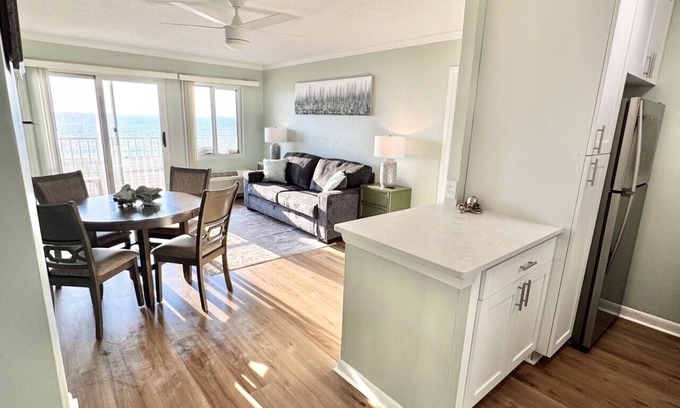 Northeast Virginia Beach Condominio | Oceanfront Balcony! Brand New Kitchen|Huge Bedroom
