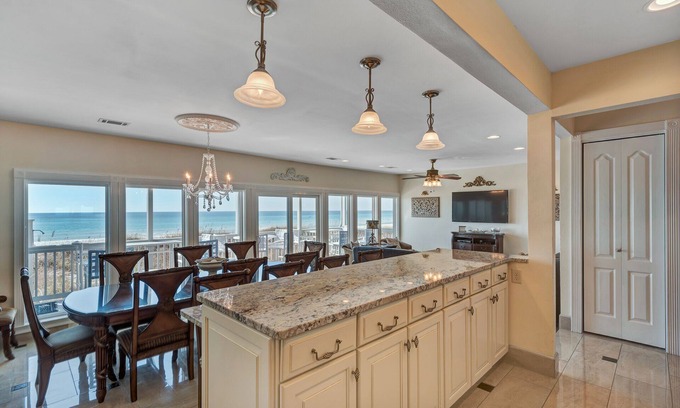 West Panama City Beach Condominio | BAJA SUBIDA, 1 ° PISO, CONDOMINIO FRENTE AL MAR, MEJORES VISTAS AL FRENTE AL MAR, TOP-OF-THE-LINE