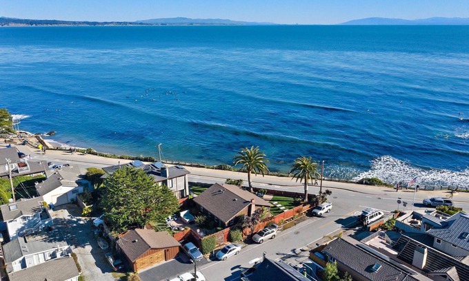 Opal Cliffs Casa | Oceanfront Beach Bungalow en Pleasure Point Surfing Beach!