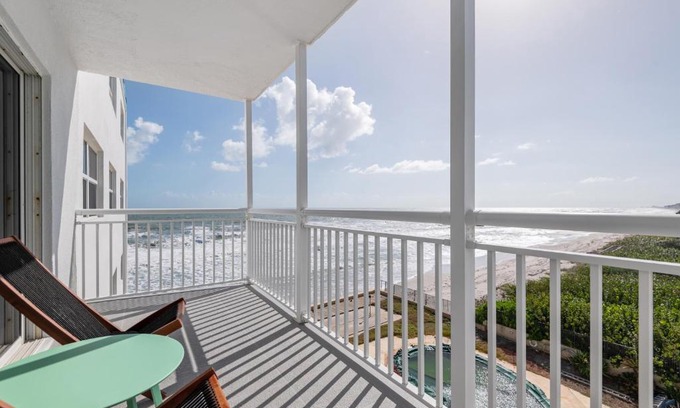 South Patrick Shores Apartamento | Oceanfront Beach House, Satellite Beach