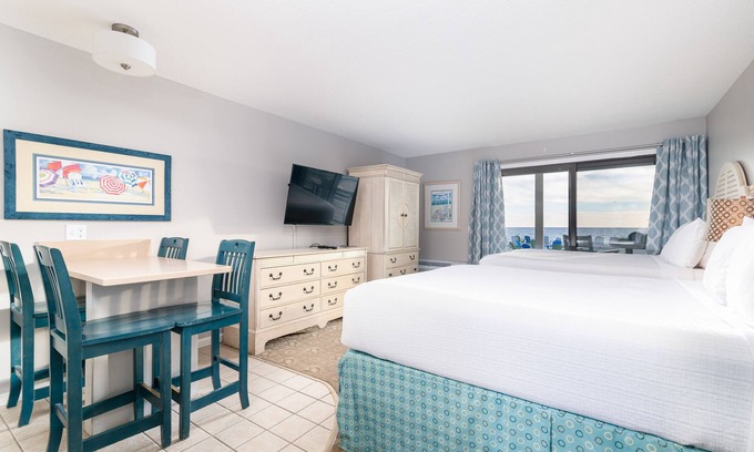 North Truro Apartamento | Oceanfront coastal escape at Sandbars with serene views, AC