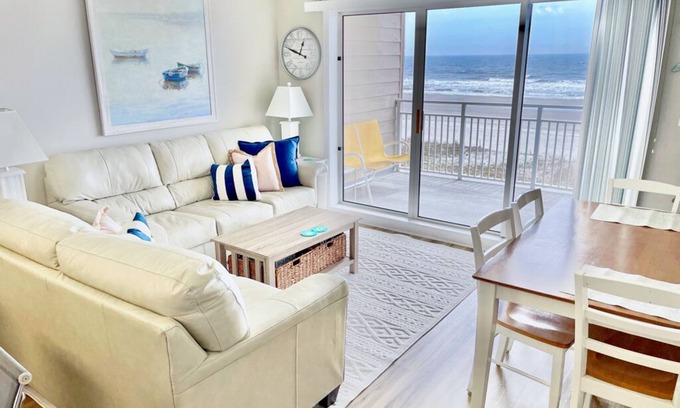 Ocean Isle Beach Condominio | Vea, escuche y sienta el océano desde su patio privado. Frente al mar 2 habitaciones / 2 baños