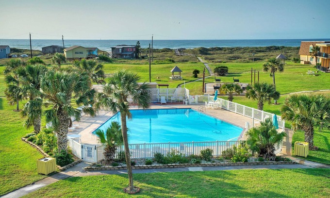 Port Aransas Cabaña | Oceanfront Condo w/ Private Balcony Pool + Tennis Bubbly Blew by Avantstay
