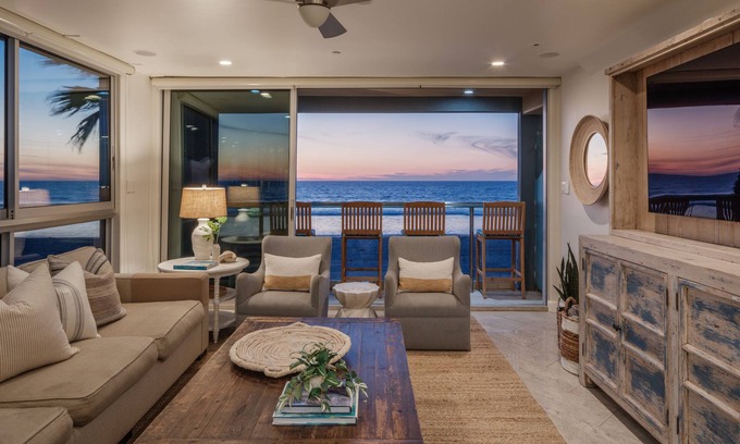 Mission Beach Casa | Oceanfront Condo w/ Private Roof Deck & High-End