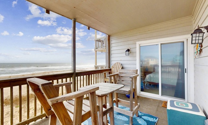 Rodanthe Condominio | Oceanfront condo with outdoor pool, W/D BBQ, and balcony