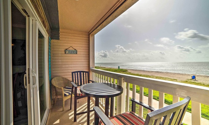 North Beach Condominio | Oceanfront Corpus Christi Escape w/ Community Pool