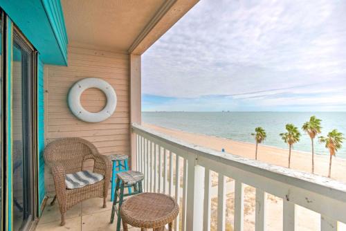 North Beach Apartamento | Oceanfront Corpus Christi Condo with Pool!