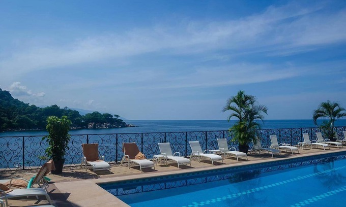 South Shore Hotel Area Condominio | Oceanfront Deluxe Condo...Steps to Sandy Beach!
