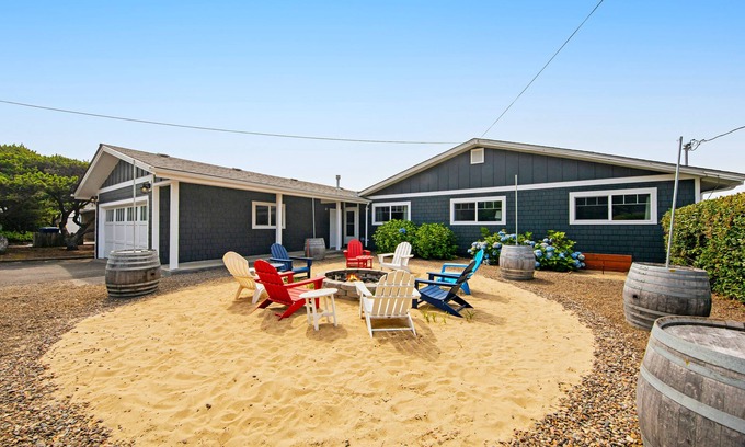 Gleneden Beach Casa | Casa frente al mar que admite perros con terraza, bañera de hidromasaje privada y vistas impresionantes.