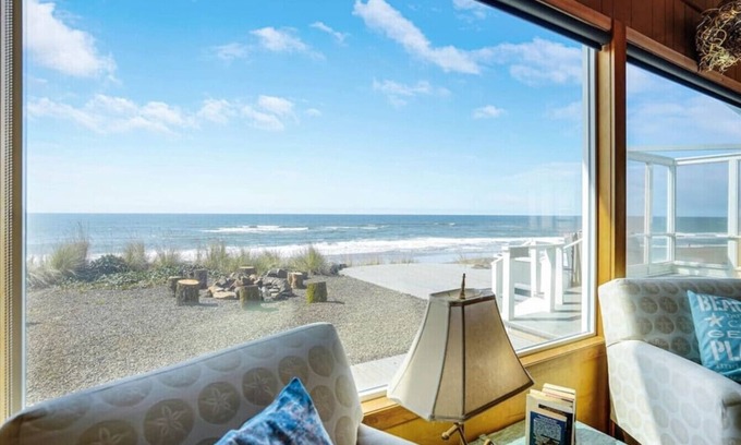 Gleneden Beach Casa | Oceanfront + Dogs + Hot Tub = Idyllic Beach House!