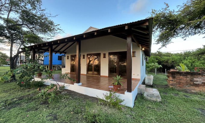 Leon Casa | Nuevo 2 hab, 1 baño frente a la playa casa con piscina común, muchas comodidades en 200 acres