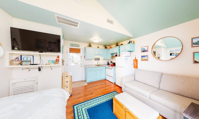 Hatteras Apartamento | Oceanfront escape for two with fast WiFi, central AC, & easy beach access