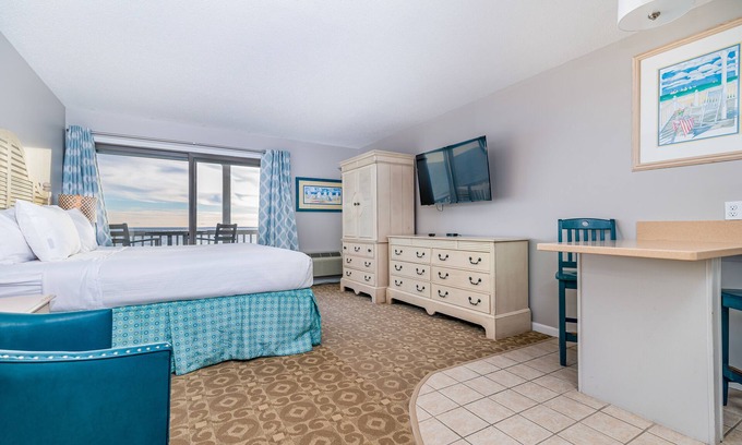 North Truro Apartamento | Oceanfront escape with full kitchen, bay-view balcony, AC & firepit