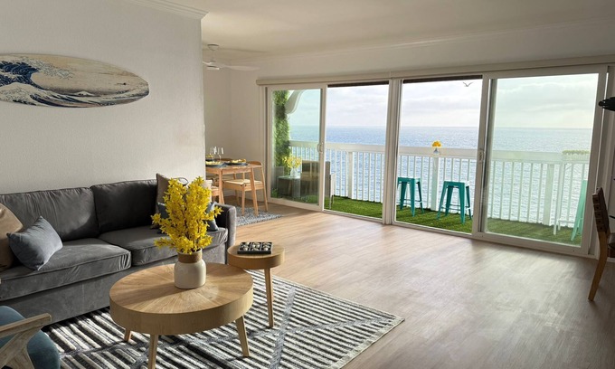 South Redondo Apartamento | Oceanfront Gem - 2BR/BA + Balcony & Free Parking - 335