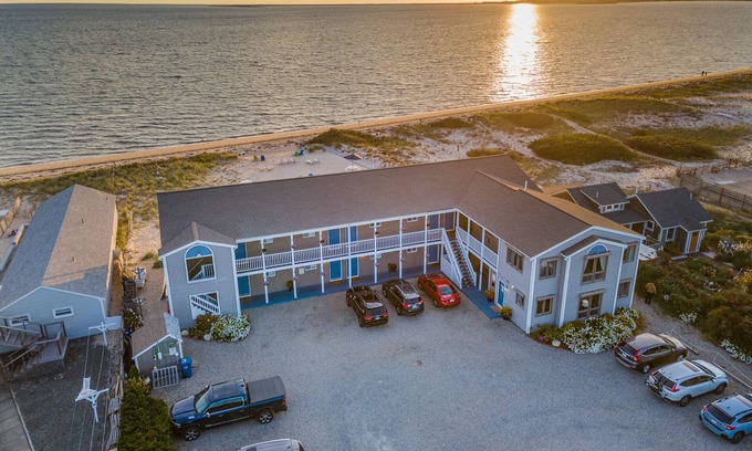 North Truro Apartamento | Oceanfront gem with amazing beach views, AC & WiFi - dogs welcome