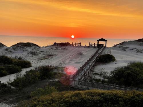 Whalehead Beach Casa | Oceanfront grandeur 4x4 Outerbanks -Hemingway