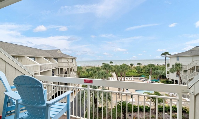 North Forest Beach Apartamento | Oceanfront Hilton Head Condo 328 | Pool, Balcony & Family-Friendly