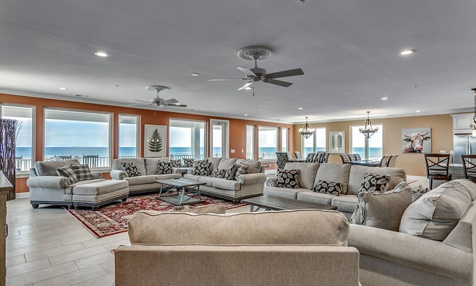 North Myrtle Beach Casa | NUEVO para 2019 - Oceanfront Home - Sleeps 26! 8BR / 8. 5BA