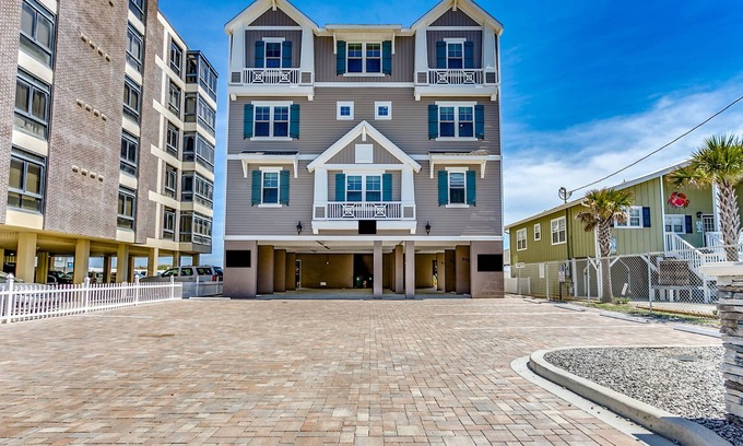 North Myrtle Beach Casa | NUEVO para 2019 - Oceanfront Home - Sleeps 26! 8BR / 8. 5BA