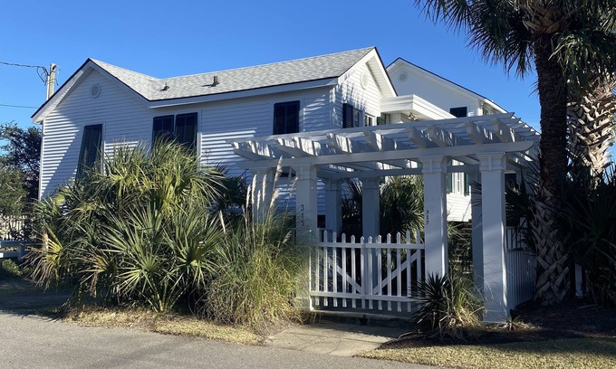 North Carolina Coast Cabaña | Oceanfront historic gem on great block