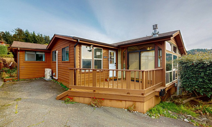 Brookings Cabina | Oceanfront home with private hot tub, walls of glass & spectacular view