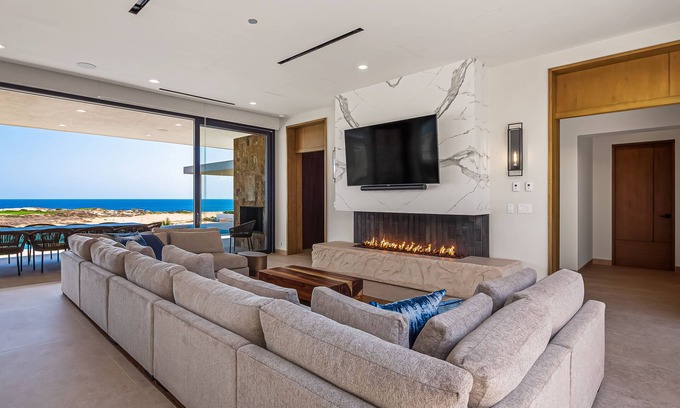 Los Cabos Casa | Oceanfront house with on-site golf, heated pool, hot tub, fitness room & grill