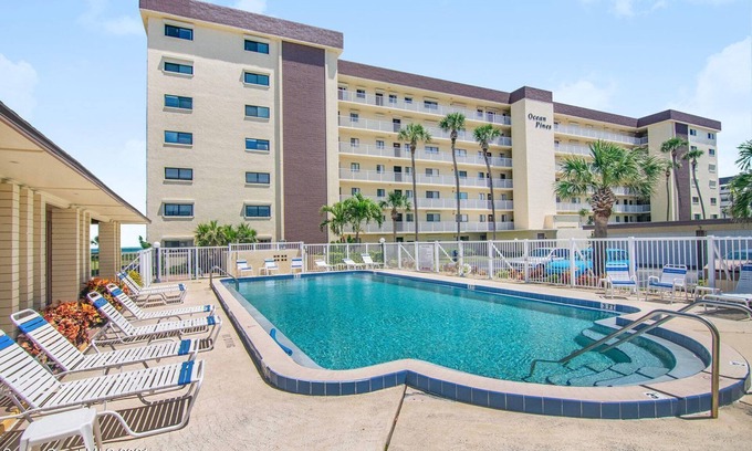 Cocoa Beach Condominio | Oceanfront - HUGE balcony - Private Beach Access!