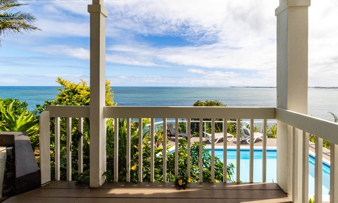Kapoho Cama Y Desayuno | Oceanfront in Hilo Hale Kai Suites- Pele Suite - King Bed, Living Room, Bath
