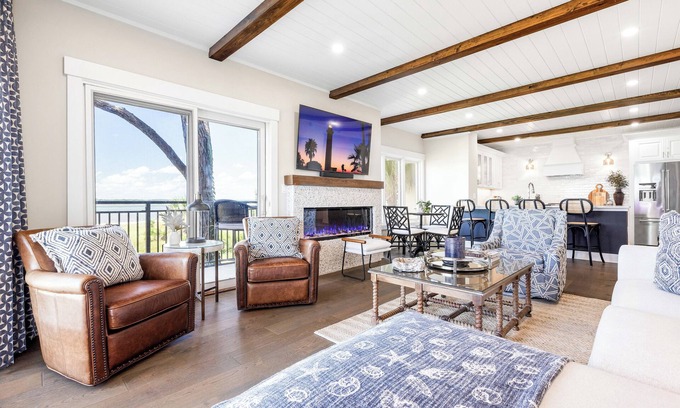 South Beach Condominio | Oceanfront, Luxe Villa, 2 BR/2 BA, Pool, Supremely Stylish