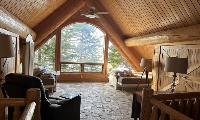 South Gouldsboro Cabina | Oceanfront Log Cabin “Great Timbers”
