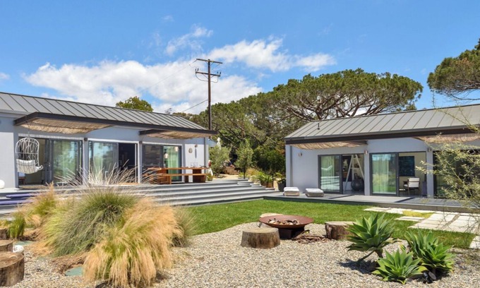 Central Malibu Casa | Oceanfront Malibu Retreat: Luxury Guest House and Creative Studio
