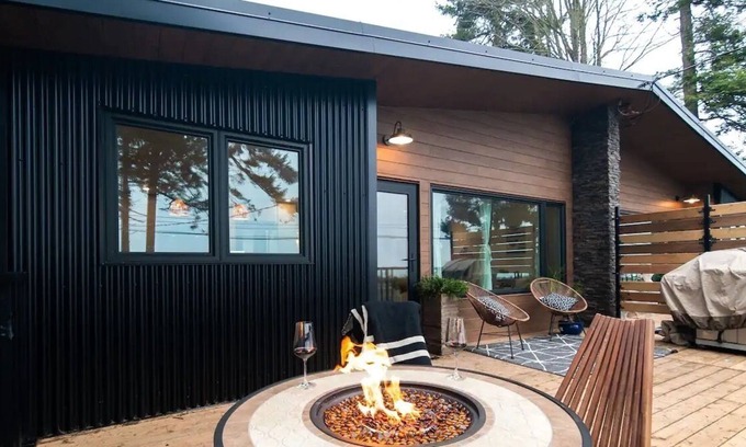 Campbell River Casa | Oceanfront Oasis w Sauna & Panoramic Ocean Views! INTRO RATE! NEW TO VRBO
