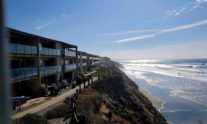 Solana Beach Condominio | Paraíso frente al mar recientemente renovado con vistas despejadas al mar